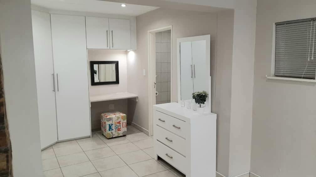 Feather Self Catering Accommodation Windhoek Buitenkant foto