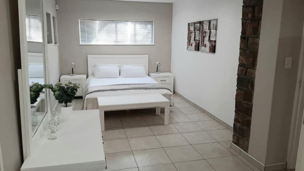 Feather Self Catering Accommodation Windhoek Buitenkant foto