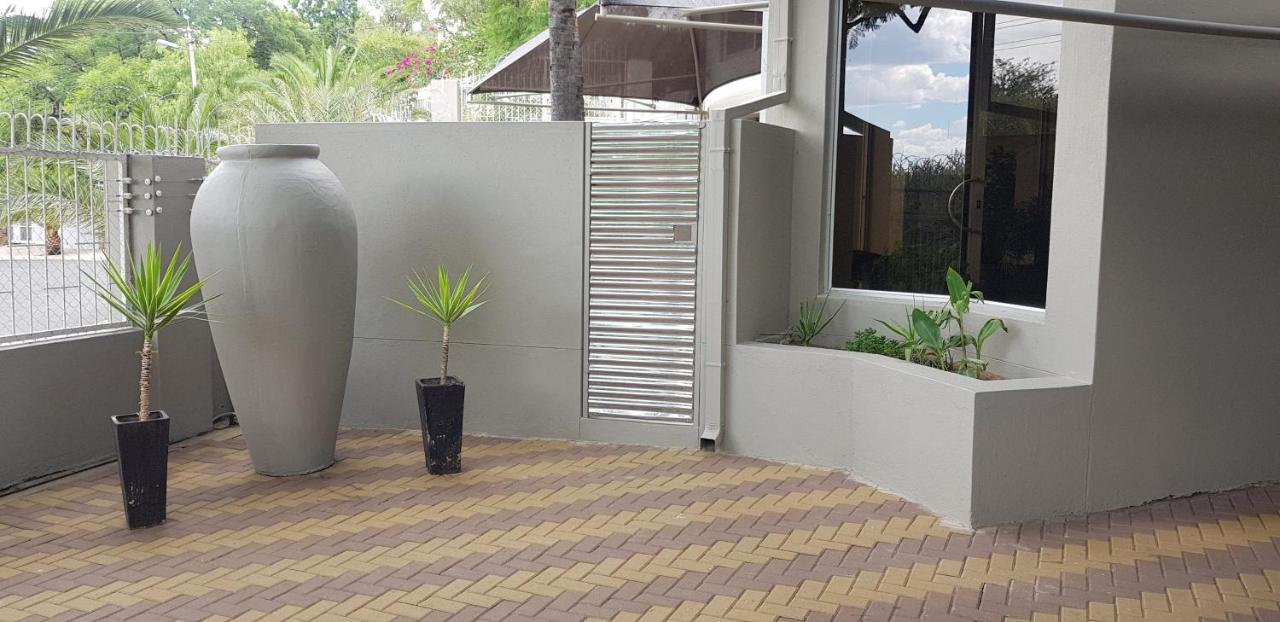Feather Self Catering Accommodation Windhoek Buitenkant foto