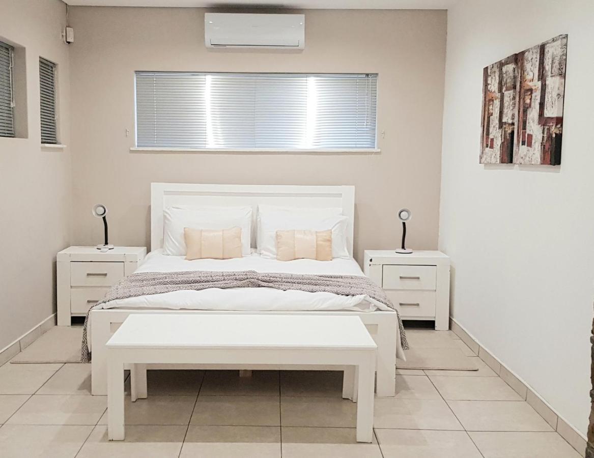 Feather Self Catering Accommodation Windhoek Buitenkant foto