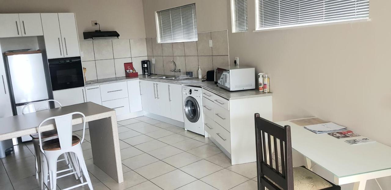Feather Self Catering Accommodation Windhoek Buitenkant foto