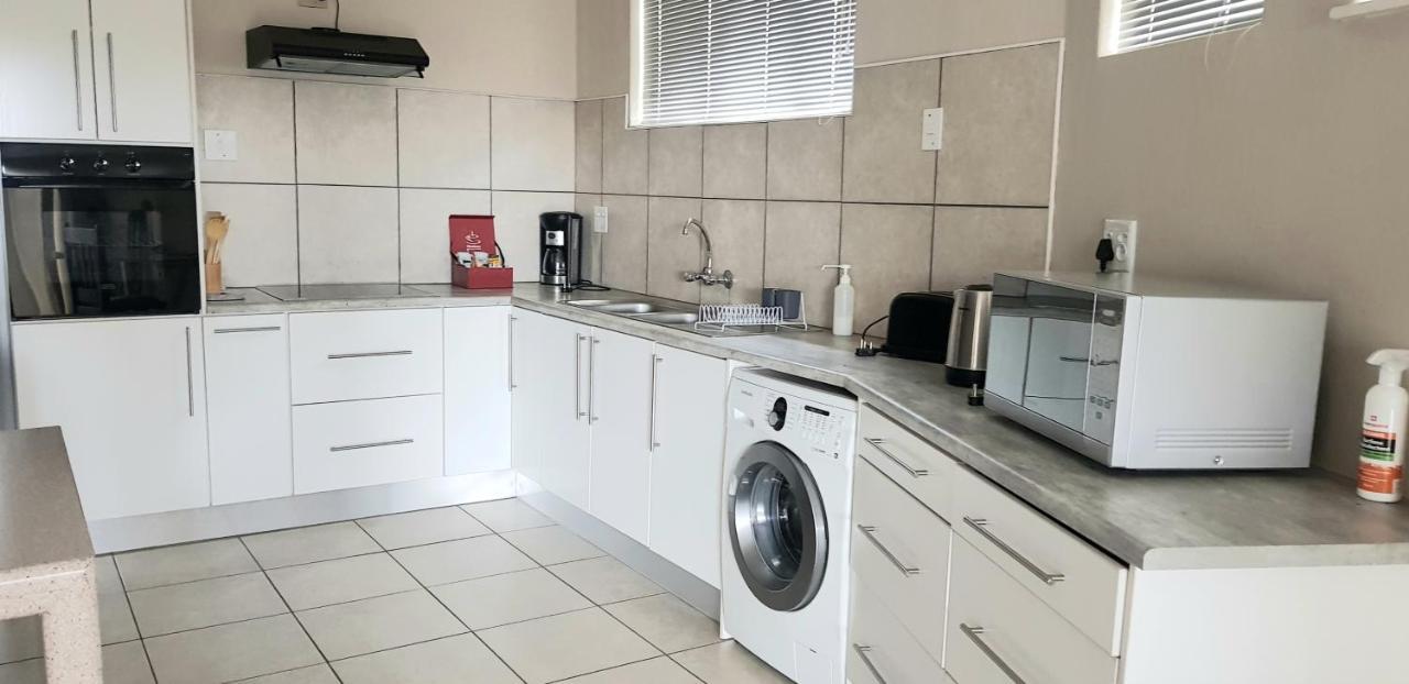 Feather Self Catering Accommodation Windhoek Buitenkant foto